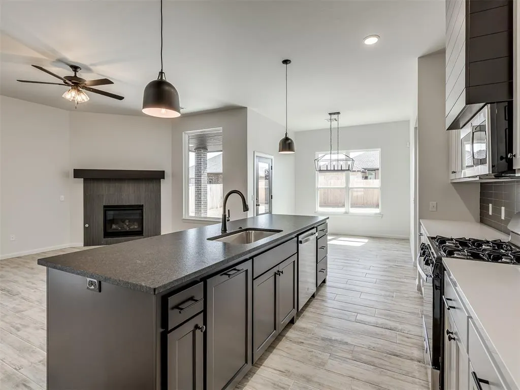 Photo 11 — 2004 W Flintlock Way, Mustang, OK 73064