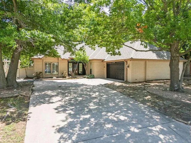 Photo 2 — 3 Brentwood Place, Shawnee, OK 74804
