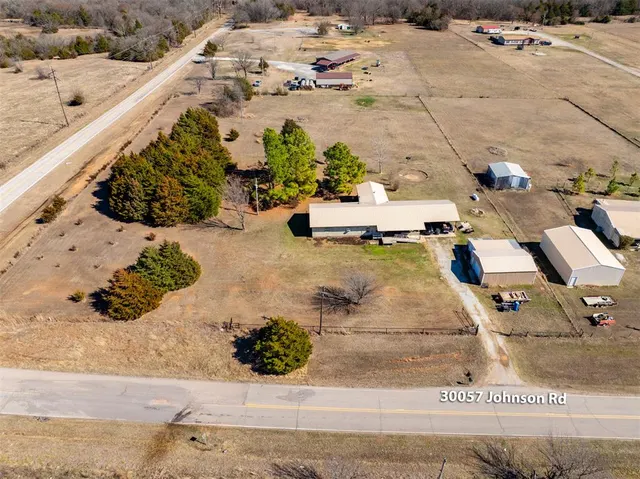 Photo 4 — 30057 Johnson Road, Maud, OK 74854