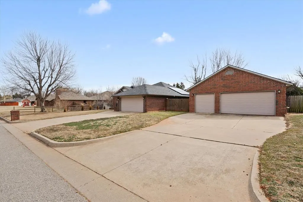 Photo 4 — 1528 E Twin Brook Terrace, Mustang, OK 73064