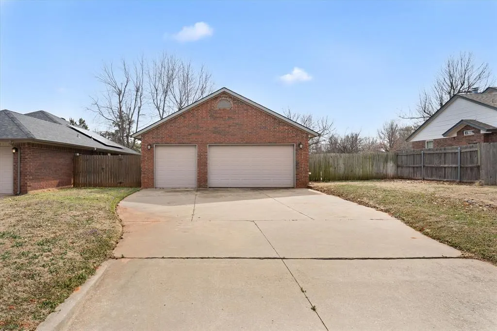 Photo 5 — 1528 E Twin Brook Terrace, Mustang, OK 73064
