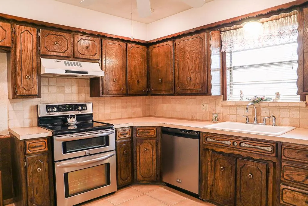 Photo 6 — 105 Mitchell Drive, Elk City, OK 73644