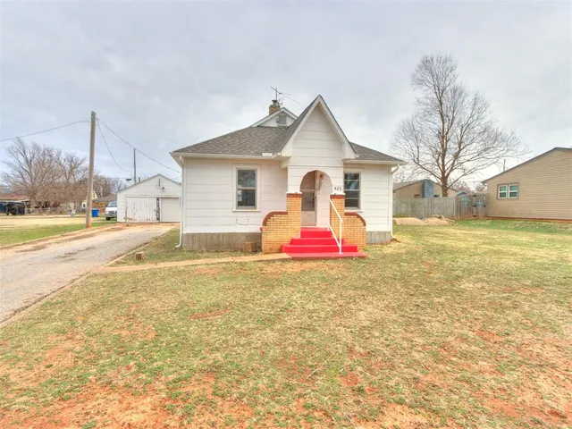Photo 3 — 923 S 12th Street, Kingfisher, OK 73750