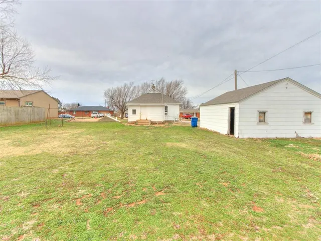 Photo 8 — 923 S 12th Street, Kingfisher, OK 73750