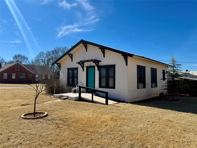Photo 2 — 308 S Cearlock Avenue, Cheyenne, OK 73628