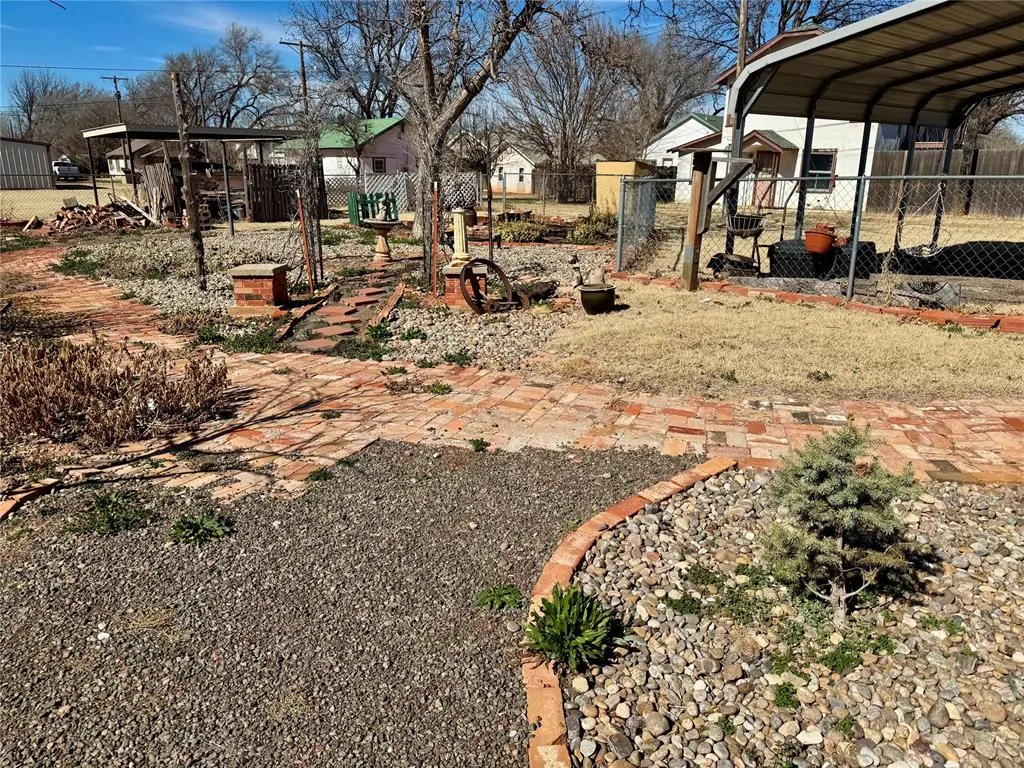 Photo 4 — 308 S Cearlock Avenue, Cheyenne, OK 73628