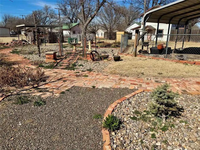 Photo 4 — 308 S Cearlock Avenue, Cheyenne, OK 73628