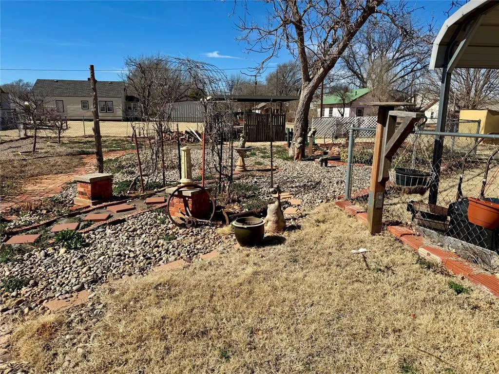 Photo 40 — 308 S Cearlock Avenue, Cheyenne, OK 73628