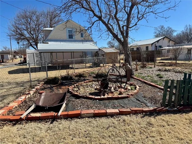 Photo 8 — 308 S Cearlock Avenue, Cheyenne, OK 73628