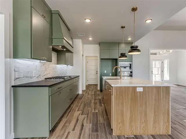 Photo 8 — 1913 SW 40th Street, Moore, OK 73160