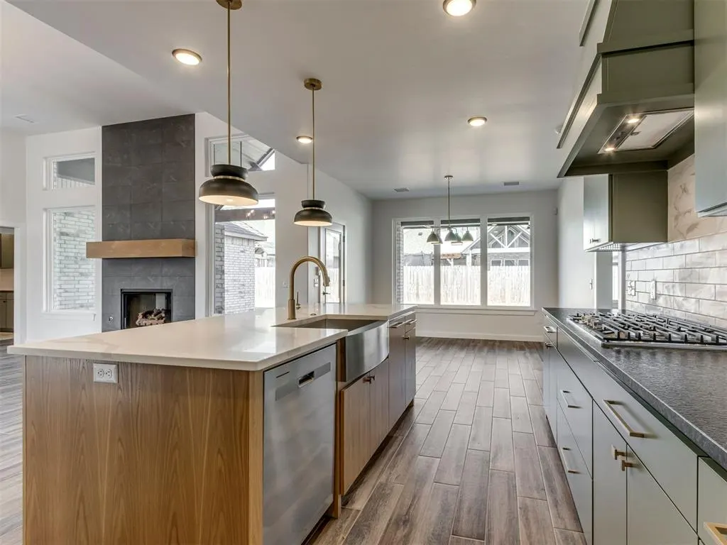 Photo 10 — 1913 SW 40th Street, Moore, OK 73160