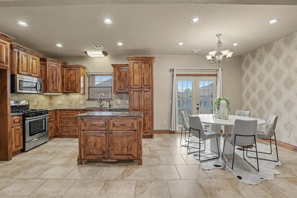 Photo 5 — 7031 E Cherokee Crossing, Warr Acres, OK 73132