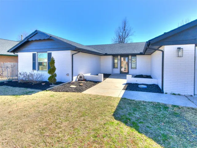 Photo 2 — 11500 Carriage Drive, Yukon, OK 73099