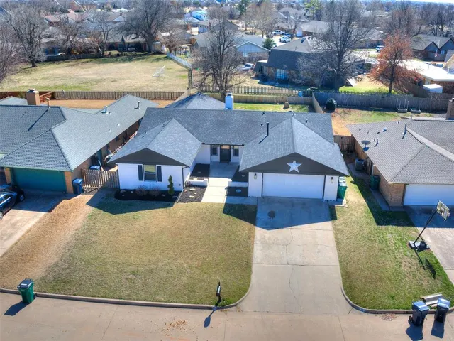 Photo 3 — 11500 Carriage Drive, Yukon, OK 73099