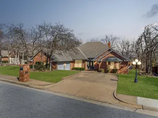 Sold home at 916 Fox Hill Drive