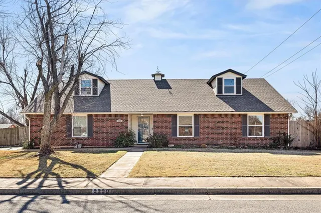 Front exterior — 2220 Crosstrails, Edmond, OK 73003