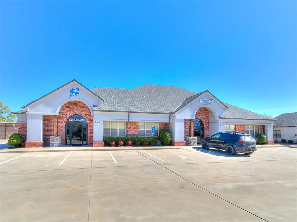 Front exterior — 901 Wall Street 909, Norman, OK 73069