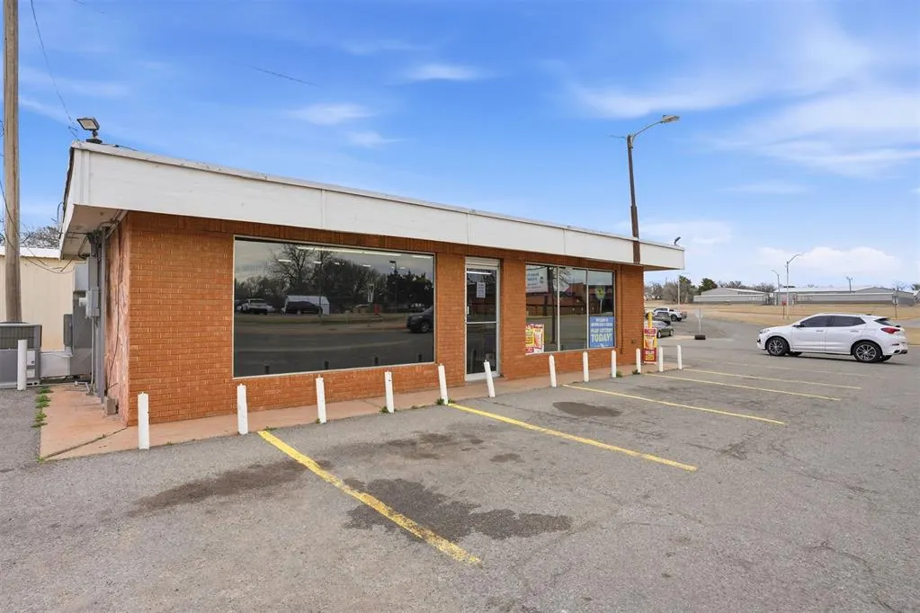 Photo 2 — 319 E 3rd Street, Elk City, OK 73644