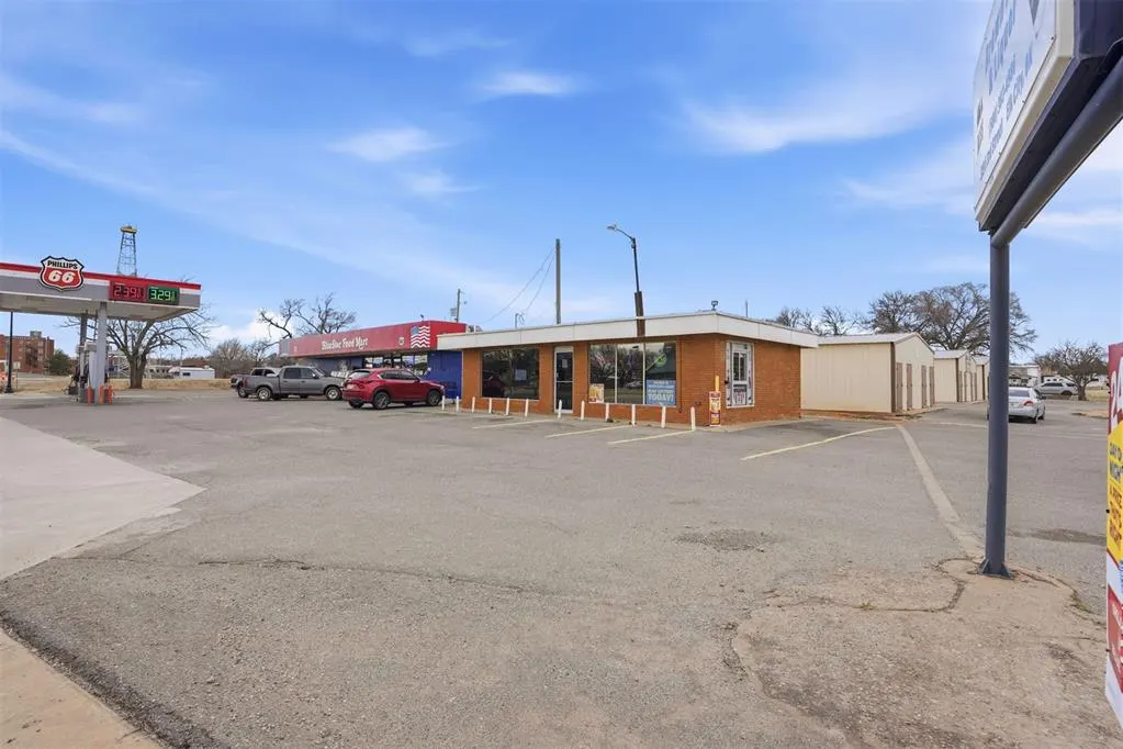 Photo 4 — 319 E 3rd Street, Elk City, OK 73644