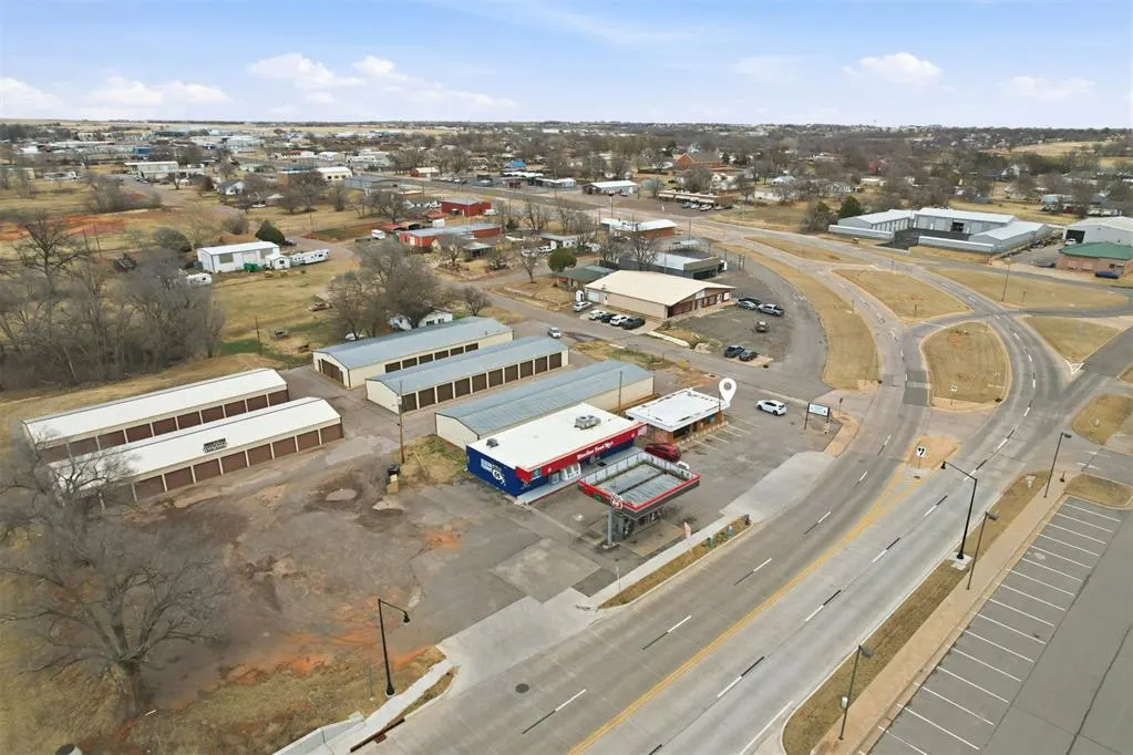 Photo 5 — 319 E 3rd Street, Elk City, OK 73644