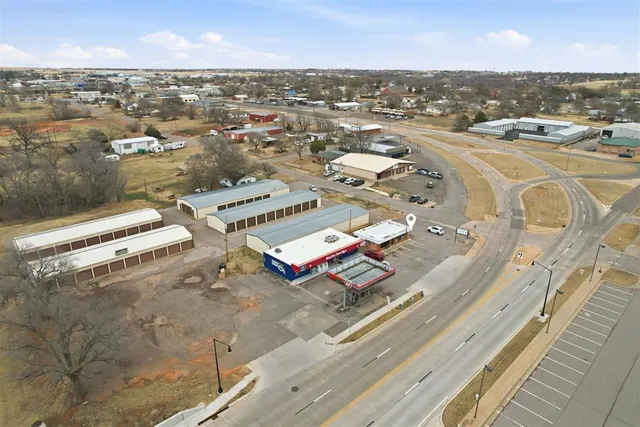 Photo 5 — 319 E 3rd Street, Elk City, OK 73644