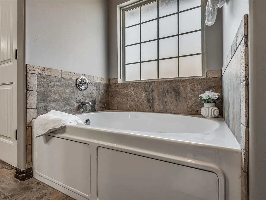 Photo 15 — 4017 Acoma Drive, Moore, OK 73160