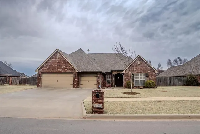 Photo 2 — 1408 Crimson Drive, Weatherford, OK 73096