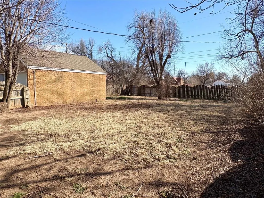 Photo 36 — 2105 W Broadway Avenue, Enid, OK 73703