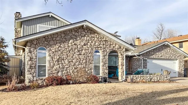 Photo 2 — 11501 Carriage Drive, Yukon, OK 73099