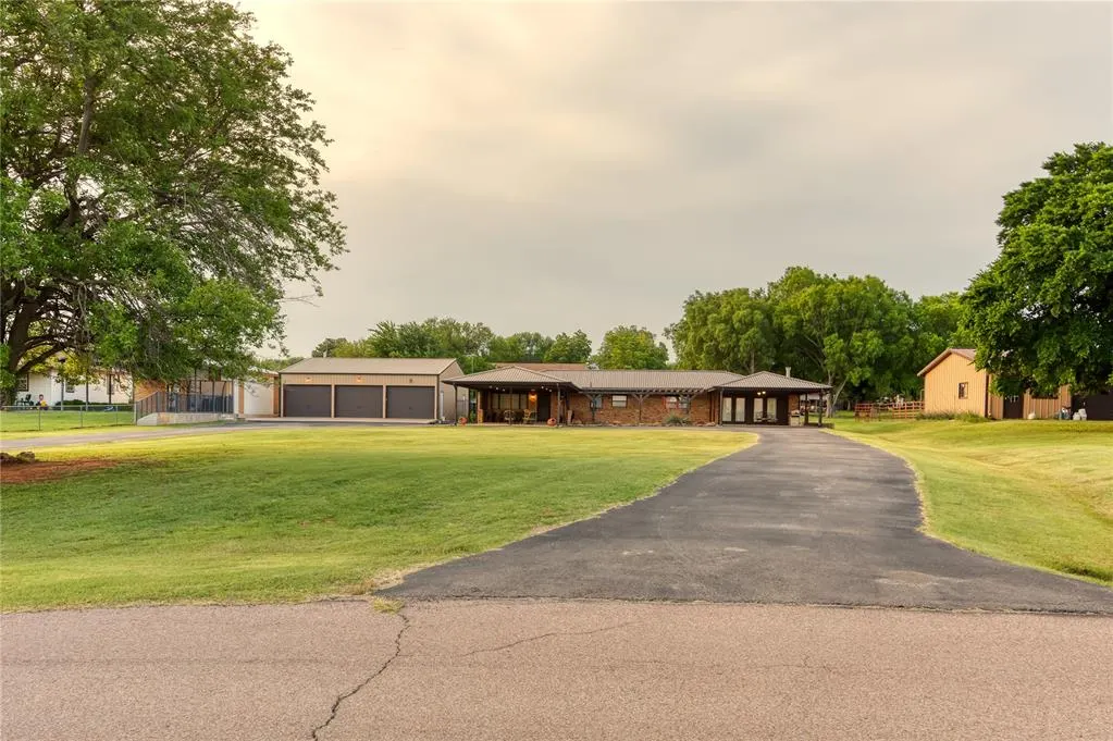 Photo 5 — 21303 E 990 Road, Foss Lake, OK 73647