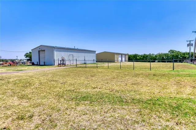Photo 2 — 1418 S S. Washington Avenue, Elk City, OK 73644