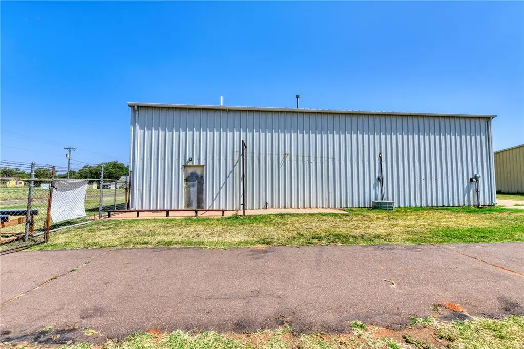 Photo 4 — 1418 S S. Washington Avenue, Elk City, OK 73644