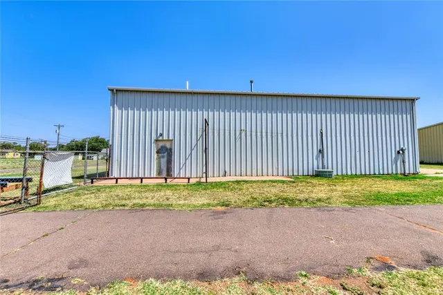 Photo 4 — 1418 S S. Washington Avenue, Elk City, OK 73644