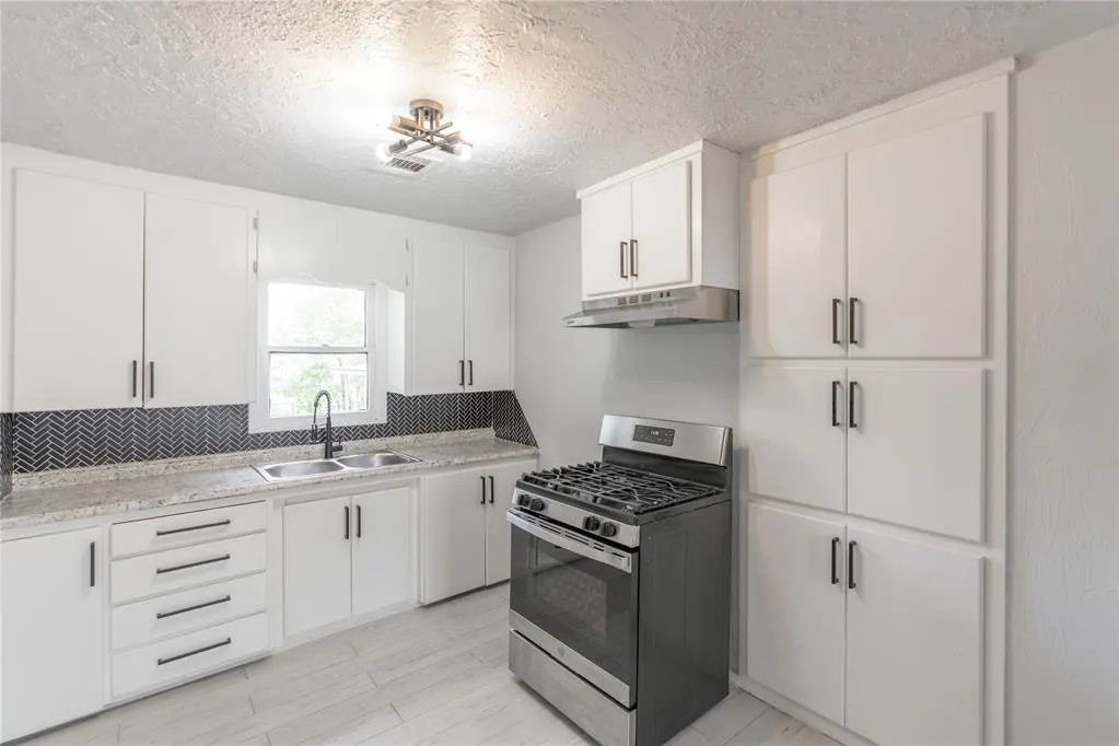 Photo 9 — 611 NW 95th Street, Oklahoma City, OK 73113