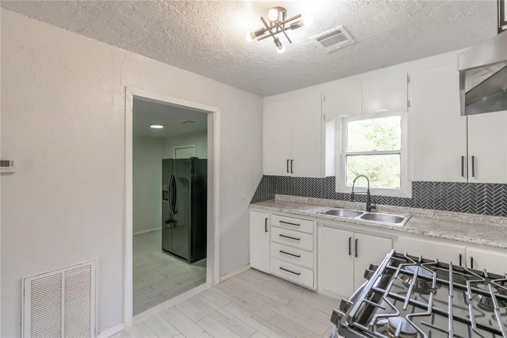 Photo 11 — 611 NW 95th Street, Oklahoma City, OK 73113
