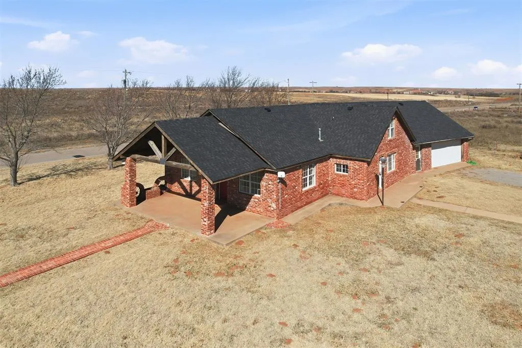 Photo 2 — 9448 N 2020 Road, Hammon, OK 73650
