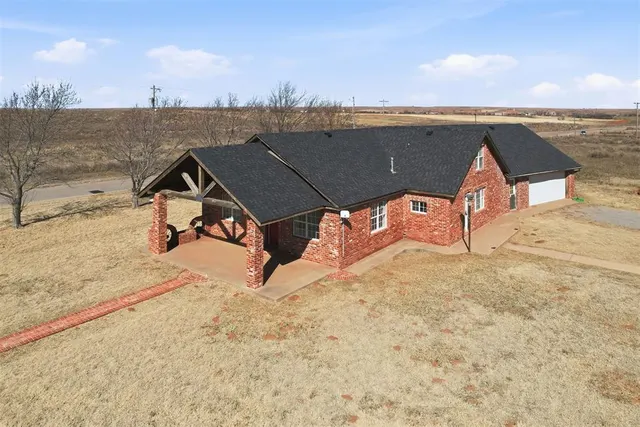 Photo 2 — 9448 N 2020 Road, Hammon, OK 73650