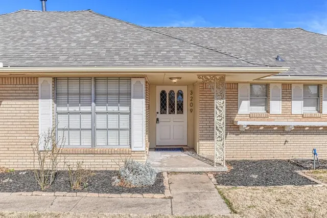 Photo 2 — 3209 NW 61st Terrace, Oklahoma City, OK 73112