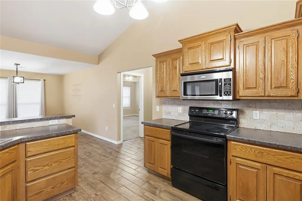Photo 9 — 128 Eagle Circle, Elk City, OK 73644