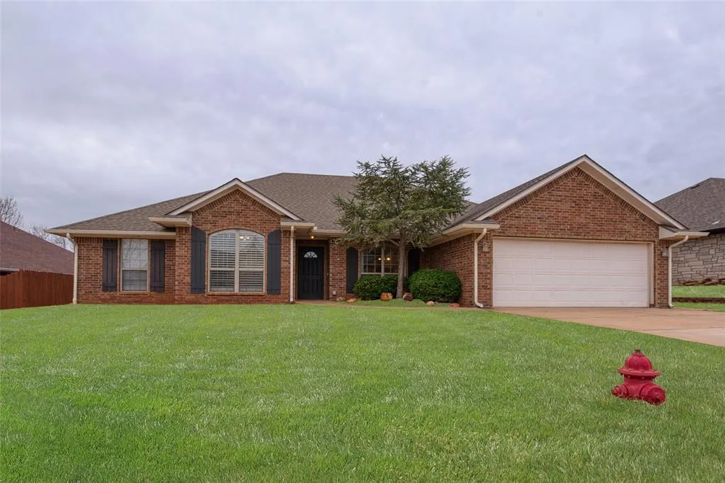 Front exterior — 128 Eagle Circle, Elk City, OK 73644