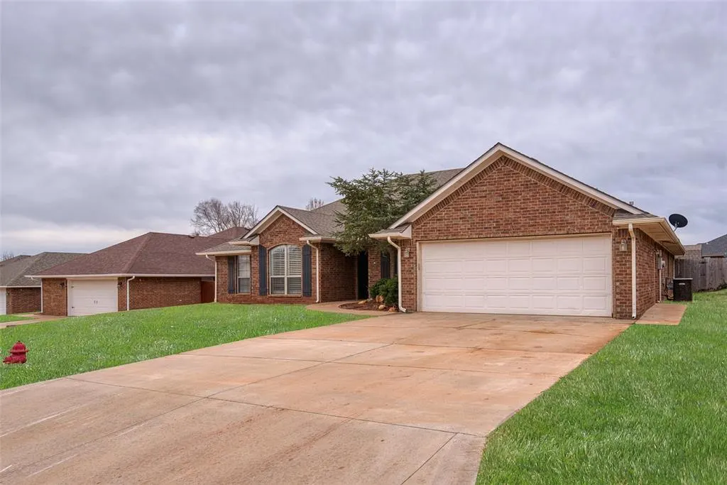 Photo 2 — 128 Eagle Circle, Elk City, OK 73644