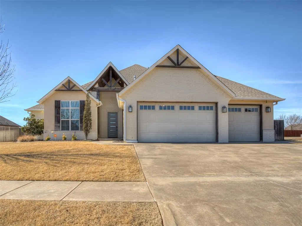 Photo 2 — 4205 Bridge Wood Lane, Mustang, OK 73064