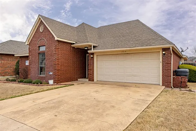 Photo 2 — 1514 Southern Hills Drive, Ardmore, OK 73401