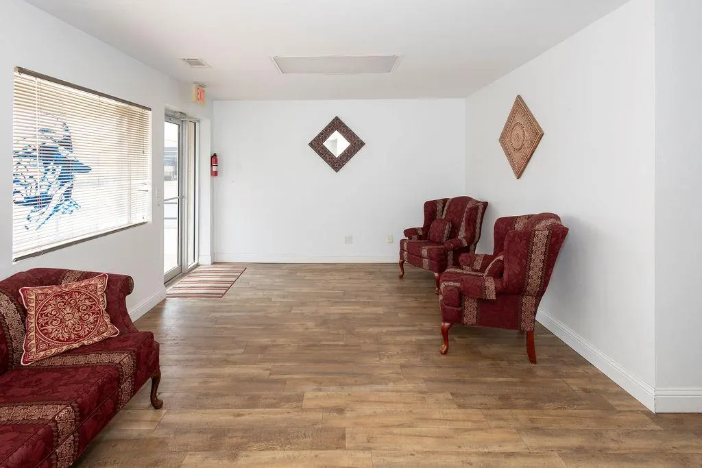 Photo 11 — 327 W Main Street, Marlow, OK 73055