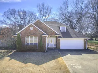 Sold home at 906 Woodbrook Drive