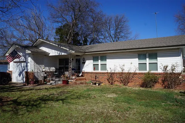 Front exterior — 418 N Garrett Avenue, Lindsay, OK 73052
