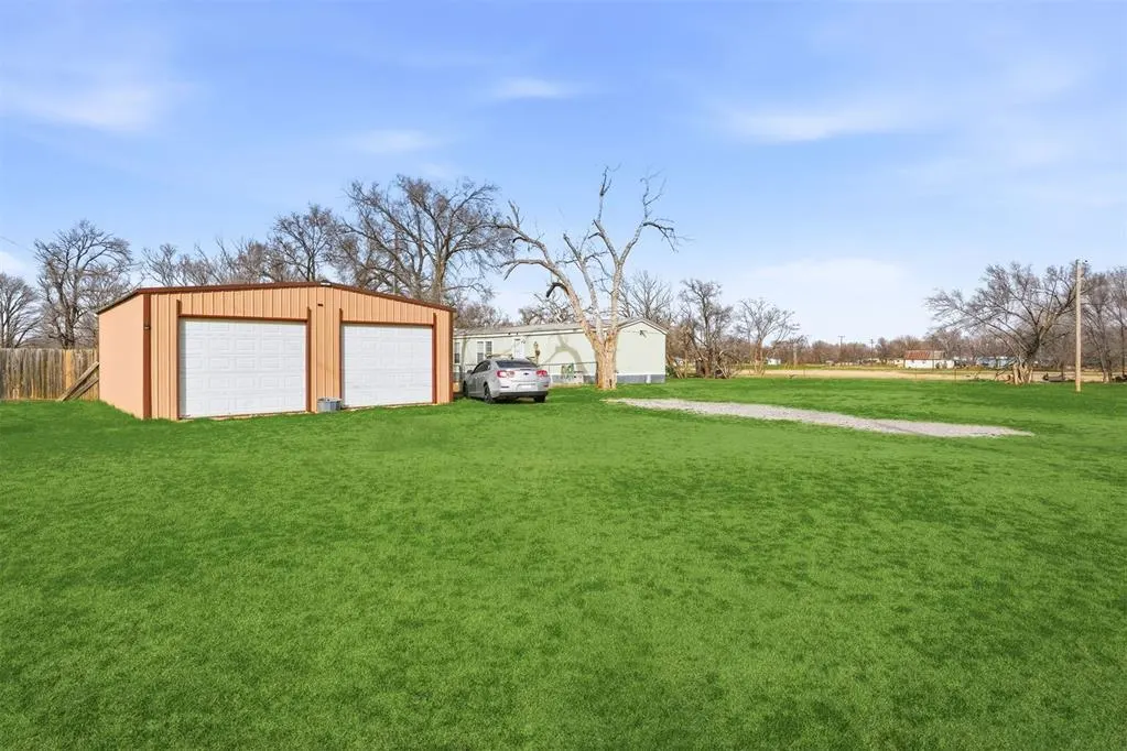 Photo 2 — 919 S Maple Avenue, Erick, OK 73645