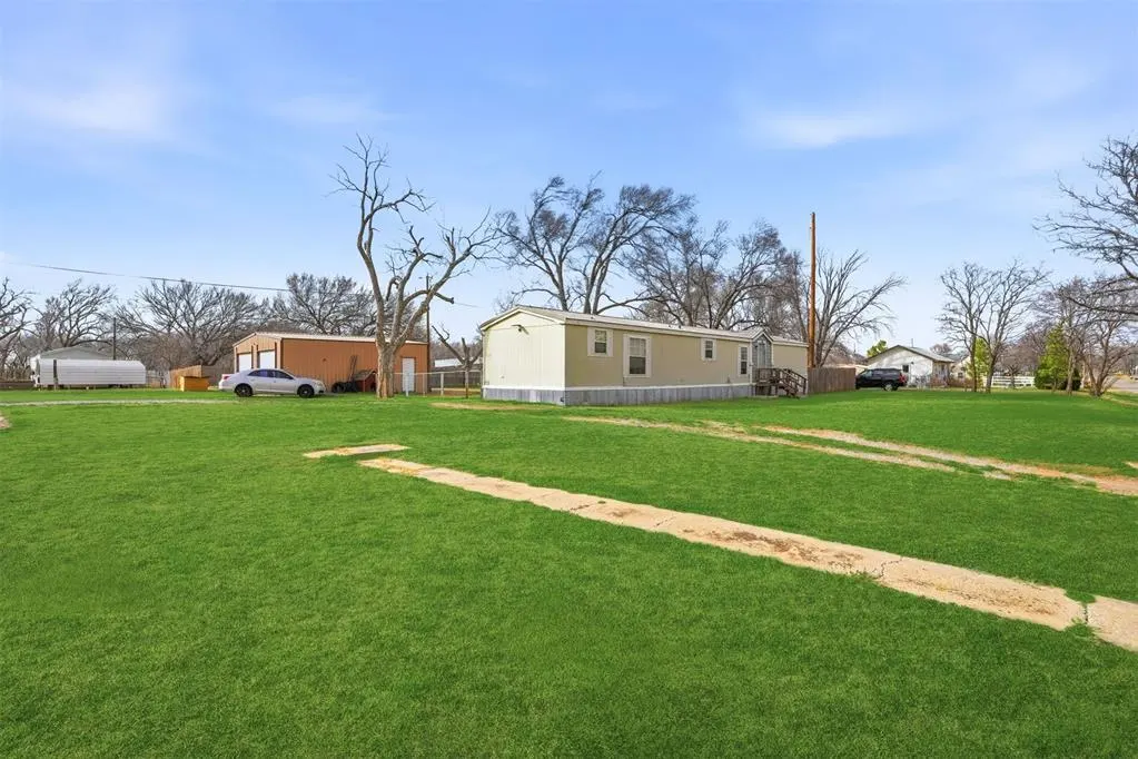 Photo 3 — 919 S Maple Avenue, Erick, OK 73645