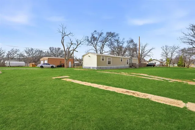 Photo 3 — 919 S Maple Avenue, Erick, OK 73645