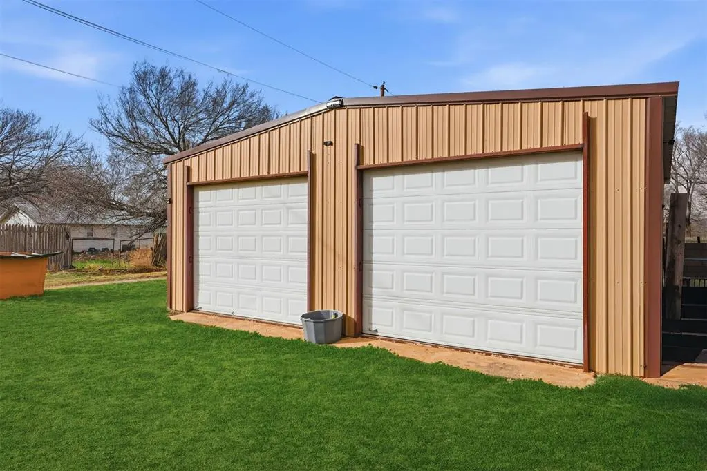 Photo 14 — 919 S Maple Avenue, Erick, OK 73645